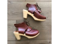 bryr miranda peep toe clogs